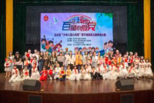 山西临汾一写字楼广告位贴出钱学森、邓稼先、李四光、钱三强的海报
